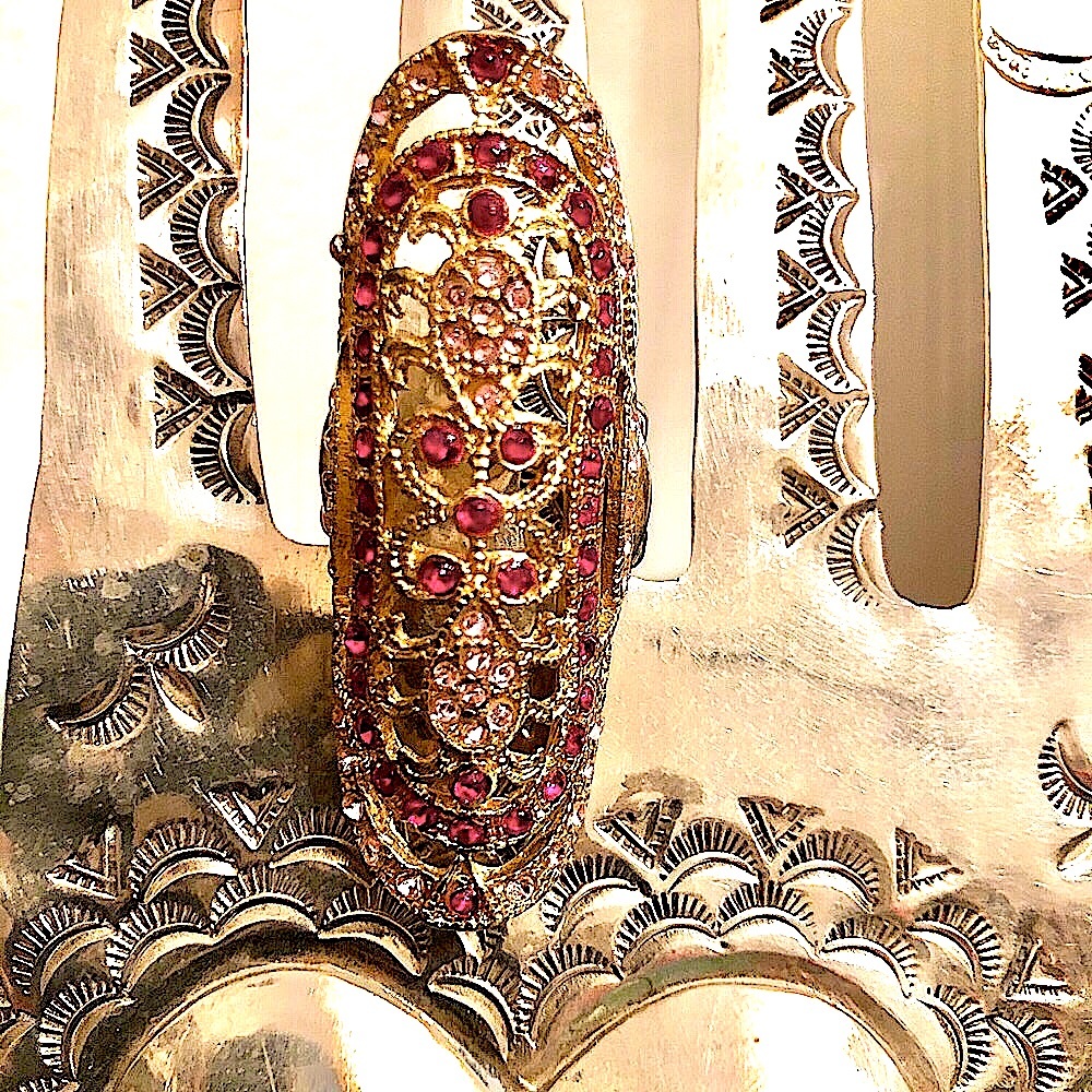 SUNAHARA LONG PINK STONES KNUCKLE RING GOLD